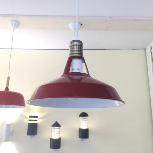 Pakabinamas šviestuvas raudonos spalvos